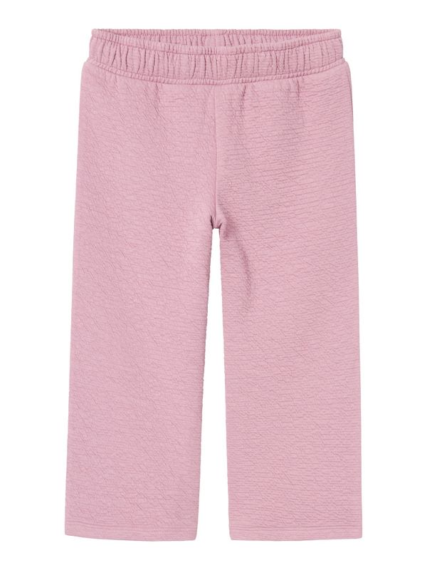 Nmfrtrine lillarosa vid bukse