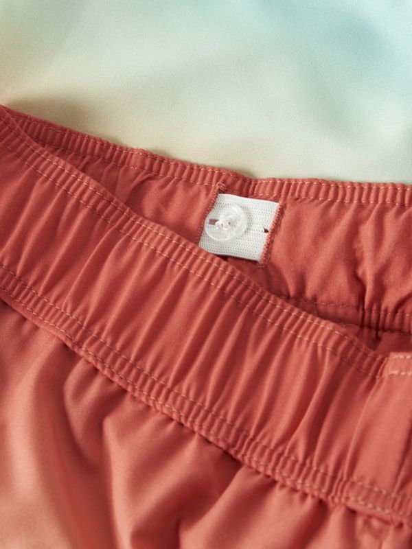 Nkmzoccas mørkeblå og limegrønn badeshorts
