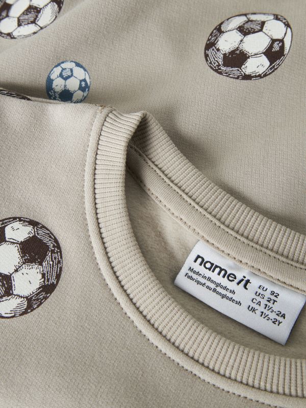 Nmmdavis beige genser med fotballer